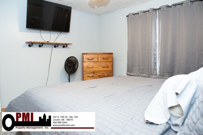 Building Photo - 4 Bedroom and 3 bathroom Fully Furnished