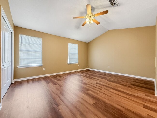 Building Photo - 2 Bedroom 1.5 Bath