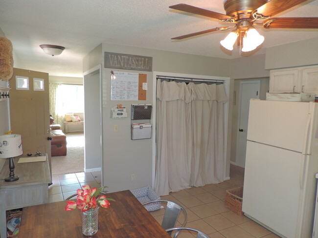 Building Photo - $1,650 | 3 Bedroom, 1 Bathroom Single Fami...