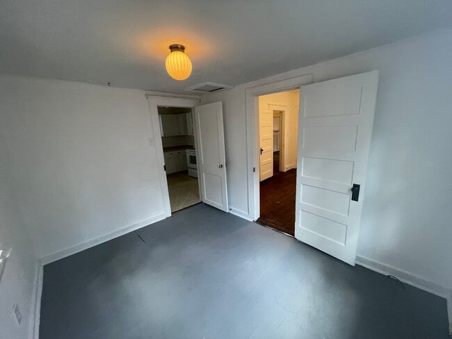 Building Photo - Historic Downtown Wilmington Cottage