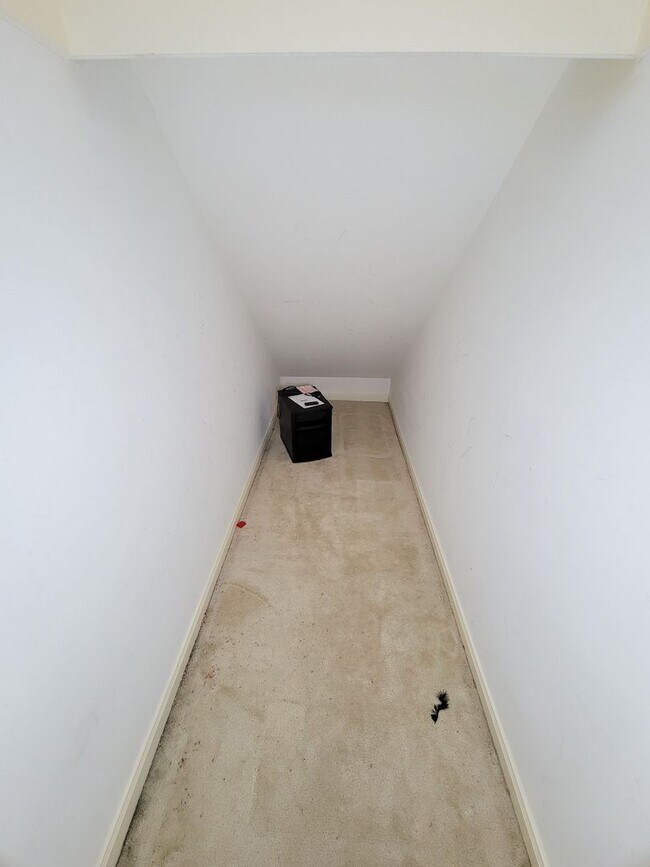 Building Photo - Great opportunity to lease a wonderful town home in the Montrose /Midtown location and within eas...