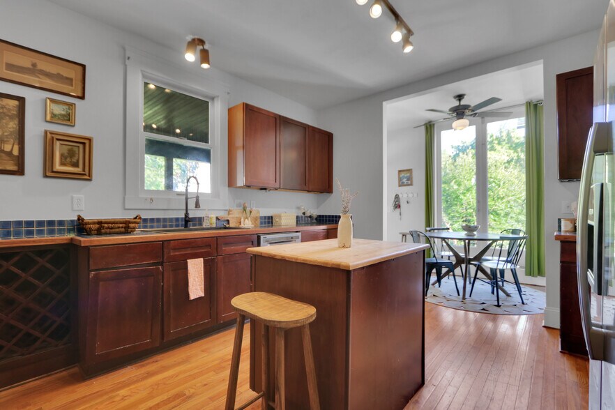 Building Photo - 1027 Eleanor St