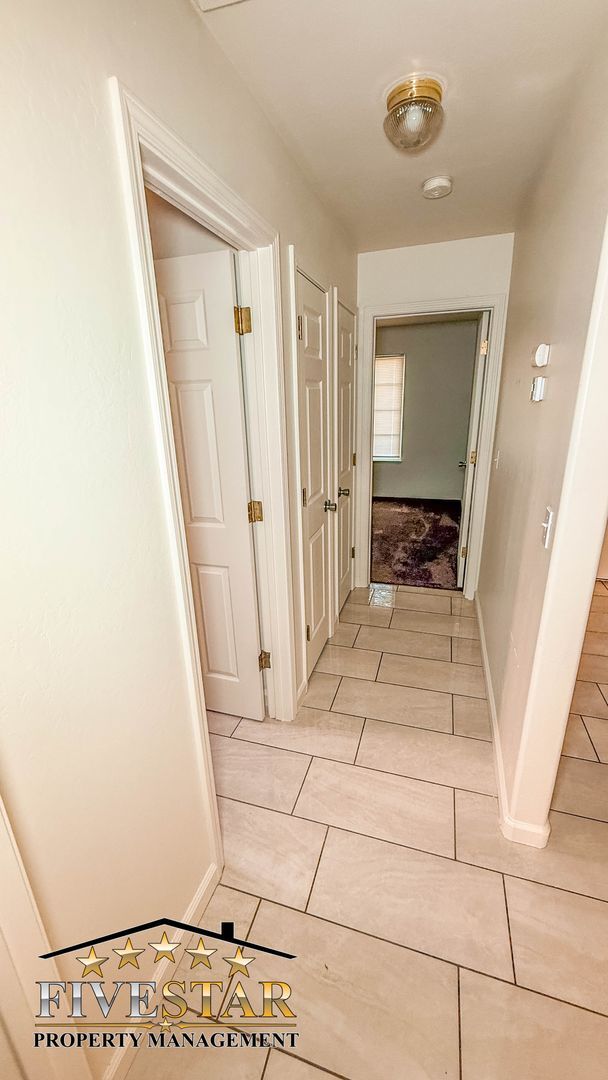 Building Photo - 2815 Flint Hills Dr