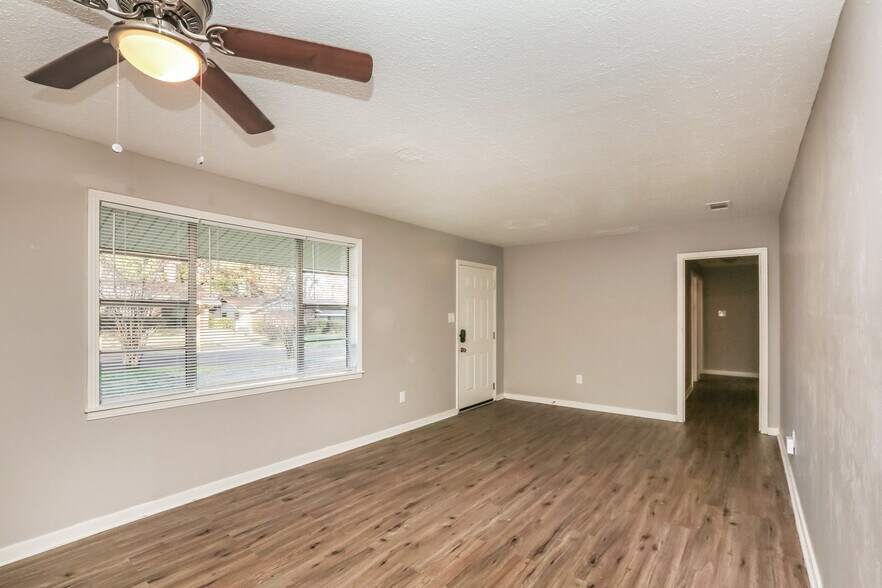 Building Photo - 1665 Aurora St