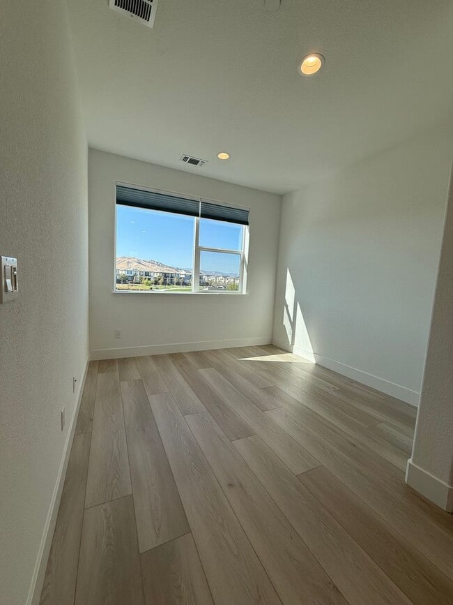 Building Photo - 2425 Waterside Dr