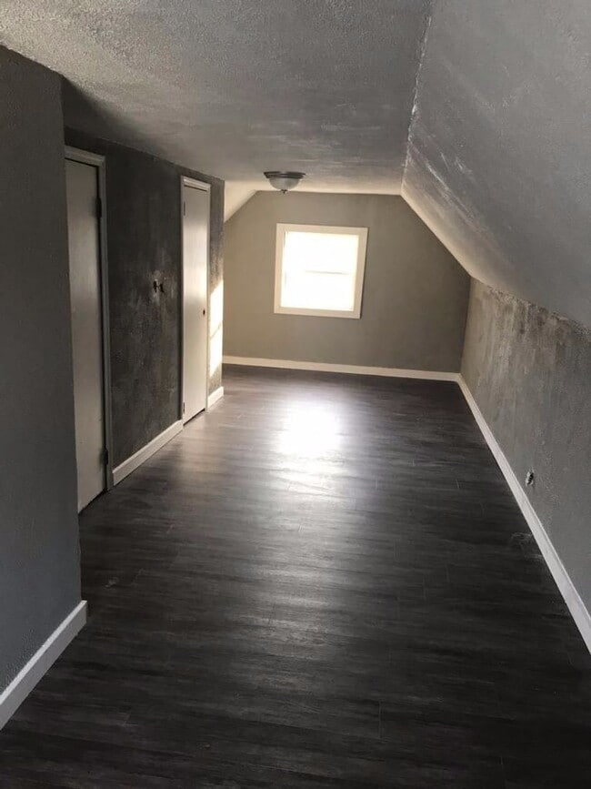 Building Photo - 3 bedroom 2 bath