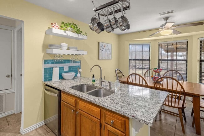 Building Photo - 2110 Loren Cir