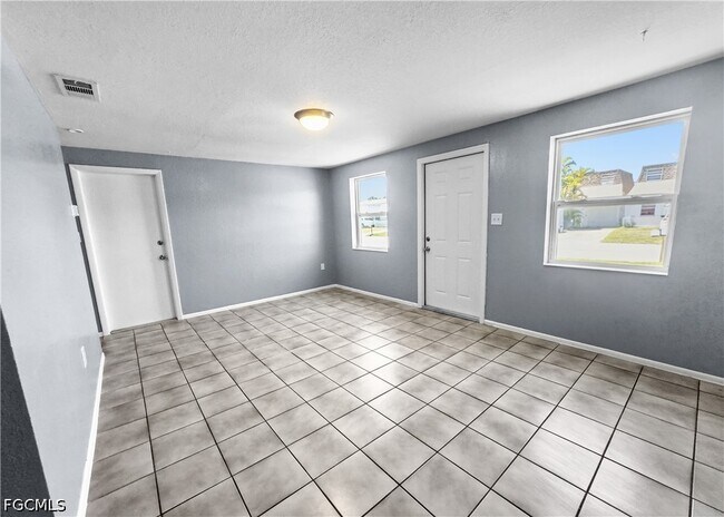 Building Photo - 6617 Warwick Cir