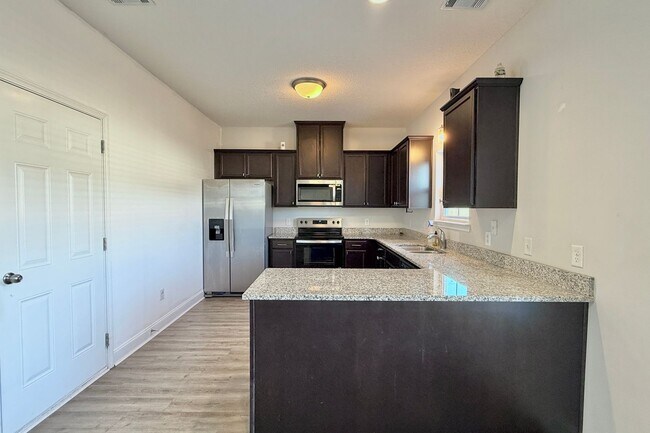 Building Photo - AVAILABLE NOW! (Pet Friendly)