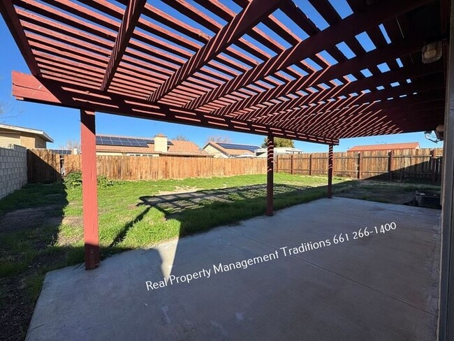 Building Photo - Great 4 + 2 in Rosamond!