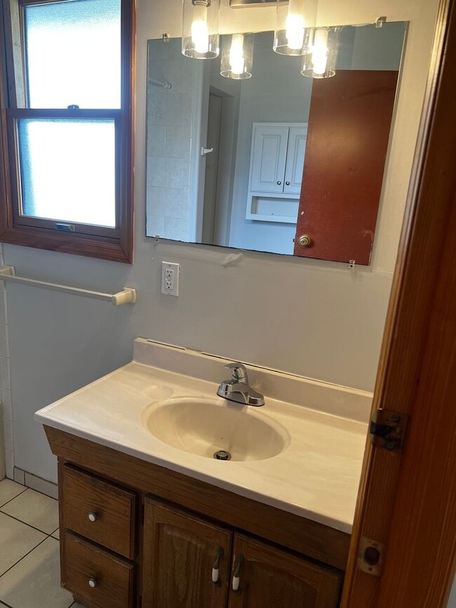 Building Photo - 3 BEDROOM, 2 BATH HOME WITH TILE THROUGHOUT & CLOSE TO THE TURNPIKE