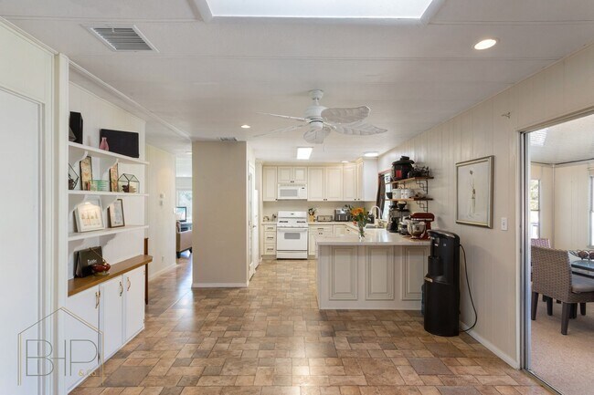 Building Photo - 55+ Senior Community~ 2 bed/2 bath with Am...
