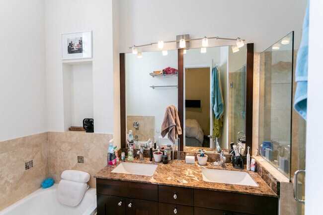 Building Photo - 1359 N Noble St