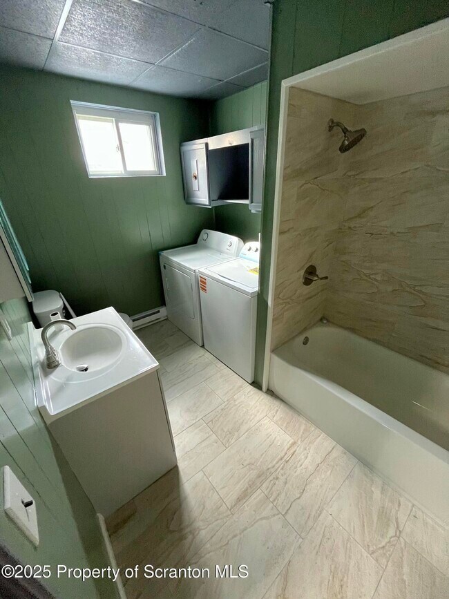 Building Photo - 258 Main St