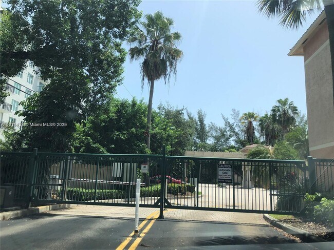 Building Photo - 2039 SE 10th Ave