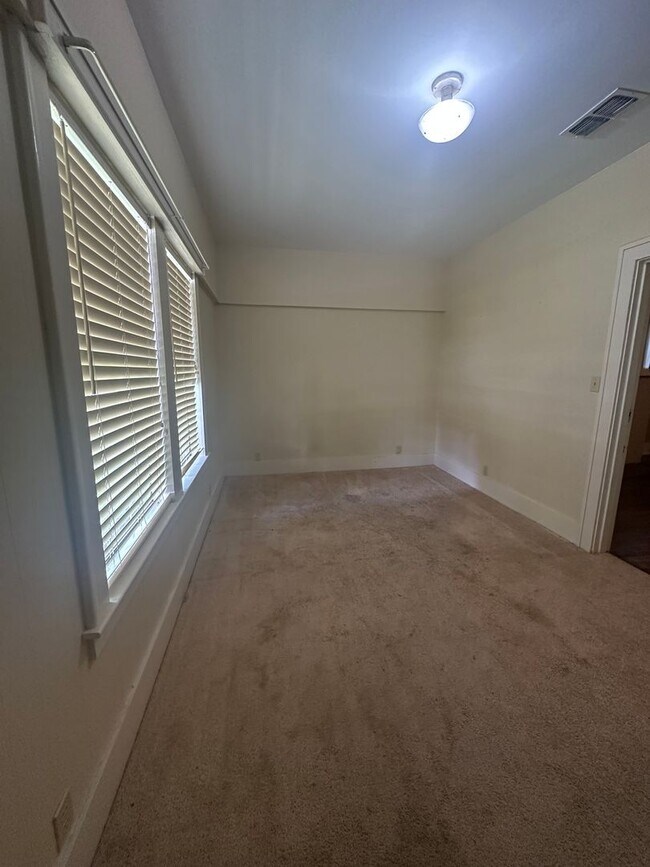 Building Photo - Gorgeous 4 Bedroom Home in South Highland