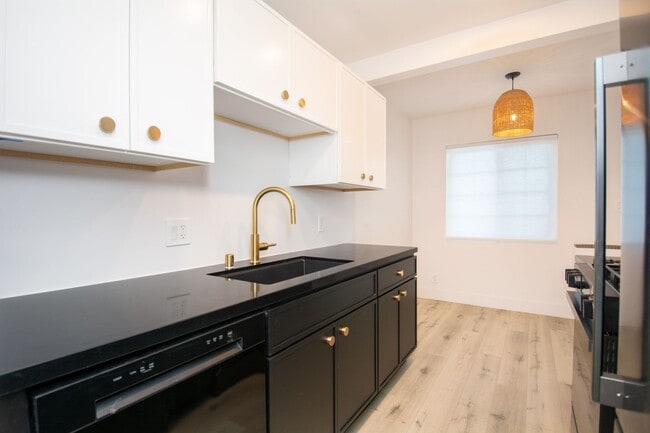 Building Photo - Stylishly Remodeled 1 Bed/1Bath in Crown P...
