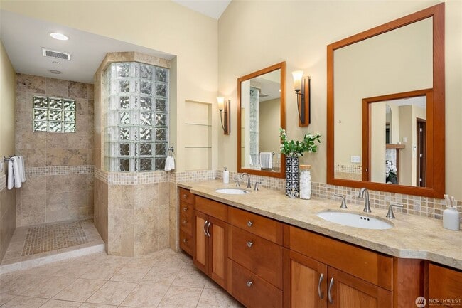 Building Photo - 5bd/4ba Mercer Island Home