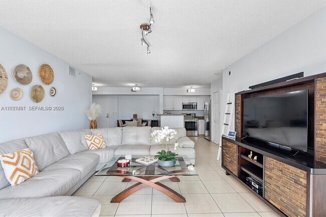 Building Photo - 1155 Brickell Bay Dr