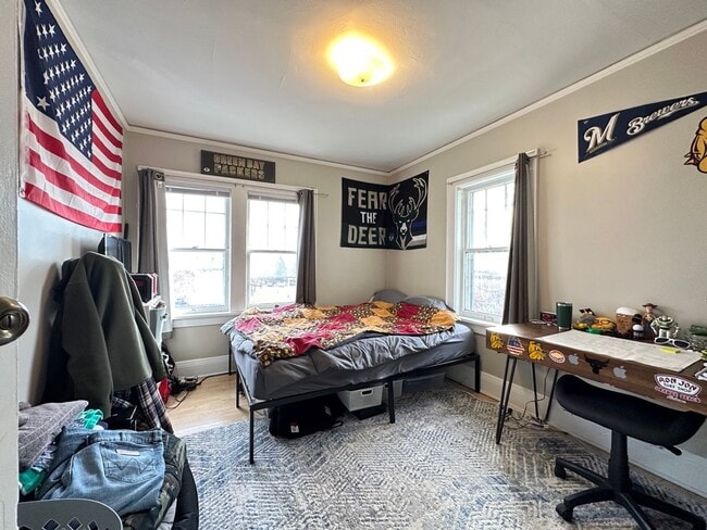 Building Photo - AVAILABLE NOW - 4 Bed, 2 Bath Chester Park...