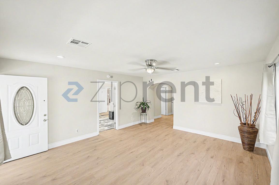 Building Photo - Unit