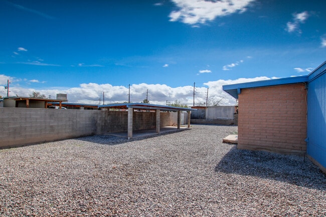 Building Photo - FOR RENT