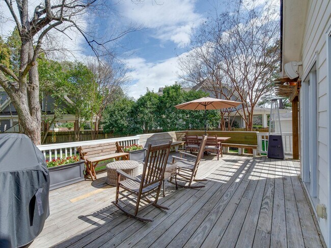 Building Photo - 3221 Sunset Dr