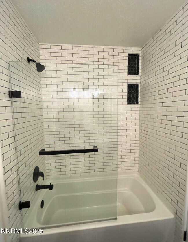 Building Photo - 640 James Ln