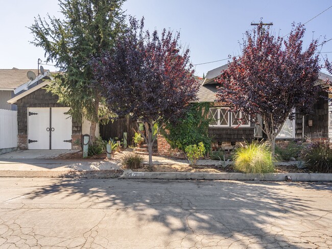 Building Photo - 2624 E 8th St