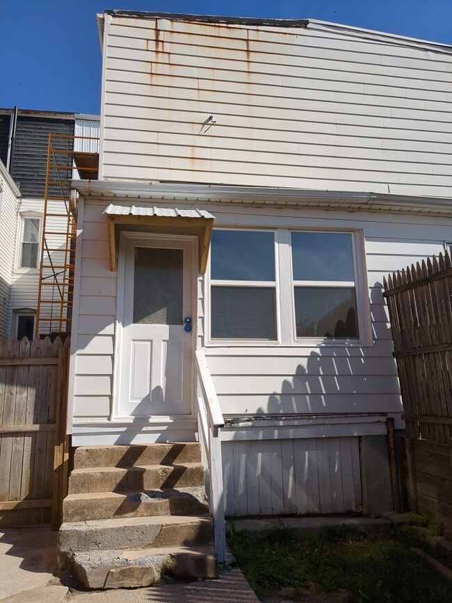 Building Photo - Recently renovated 4/5 Bedroom house