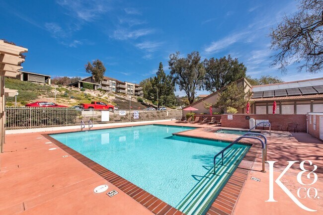 Building Photo - Ground-Floor Living in a Desirable 55+ Thousand Oaks Community