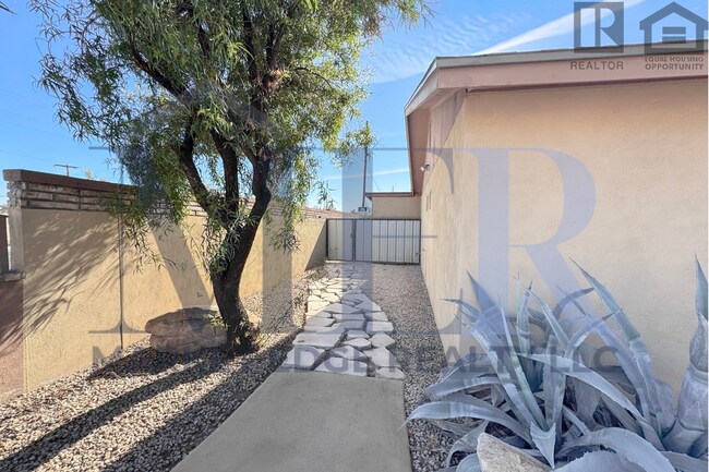 Building Photo - 5Bed/5Bath House at University Dr/Priest Dr! Move-In Ready on 05/07/2026! - 4 CAR CARPORT! NO HOA!