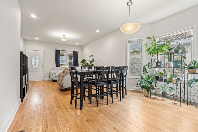 Building Photo - 7938 S Bennett Ave