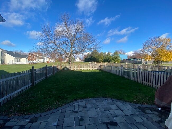 Building Photo - Gorgeous 3 bedroom 2.5 bath with one stall detached garage and fenced in backyard for rent!