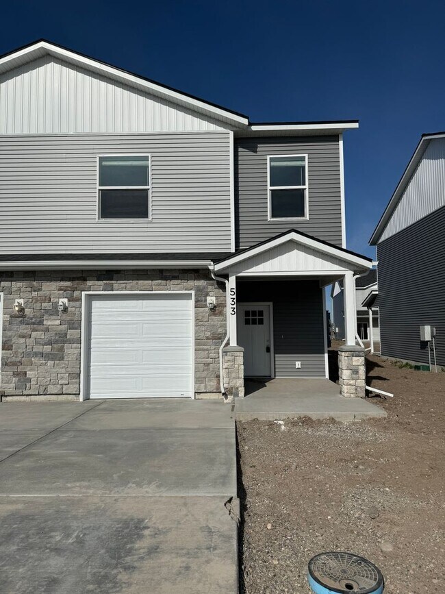Building Photo - Modern 2-Story Town Home for Rent in Sugar...