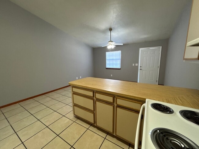 Building Photo - Spacious 1 Bedroom 1 Bathroom! Located Off Ocala Road.