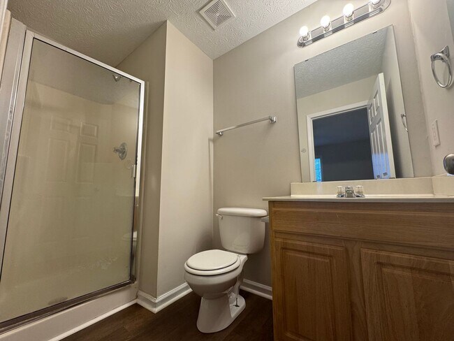 Building Photo - Spacious 3 bedroom, two bathroom home close to GM, Magna and Industrial Park