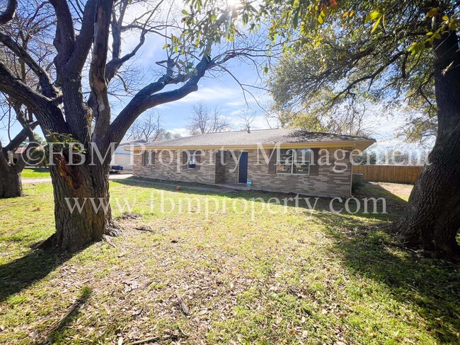 Building Photo - 211 Stonegate Dr