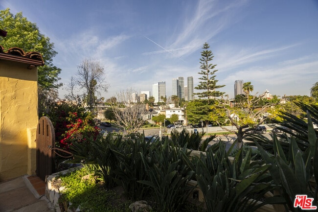 Building Photo - 2005 Holmby Ave