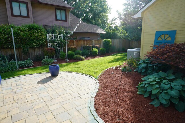 Building Photo - 1394 E Holly St