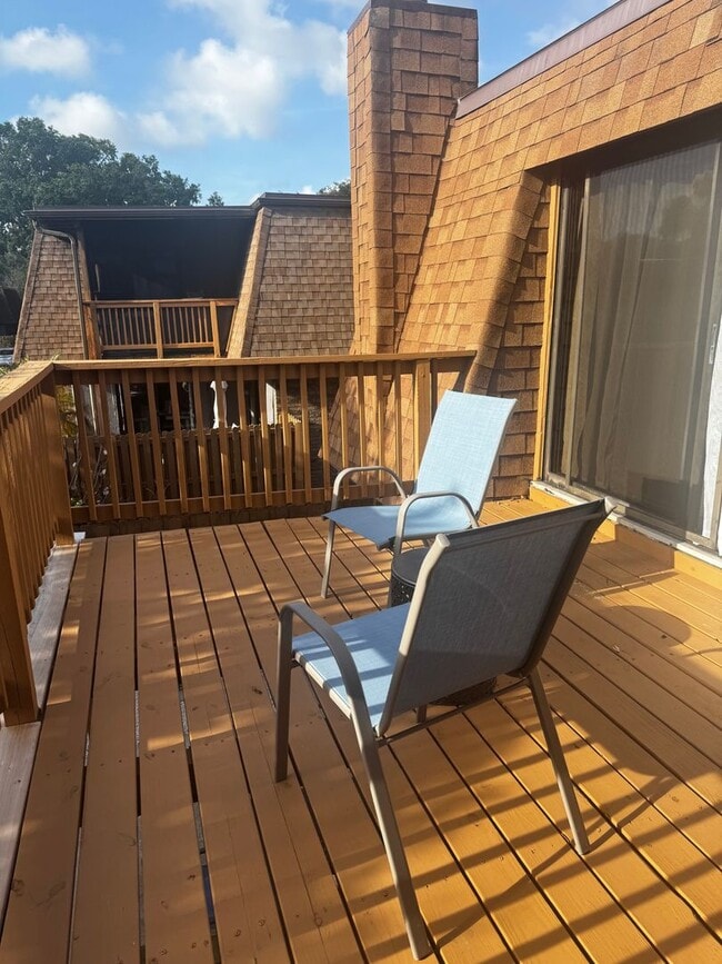 Building Photo - Spacious & Beautifully Updated Townhome in a Prime Location!