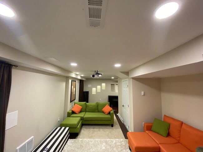 Building Photo - Spacious Four-Bedroom House in the Heart o...