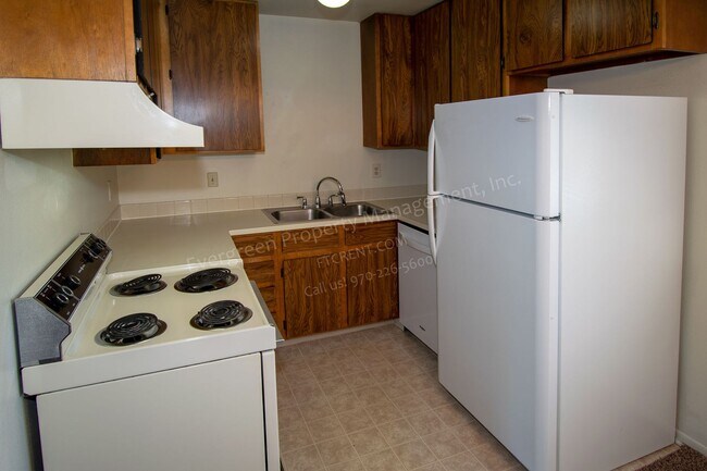 Building Photo - 3950 Manhattan Ave