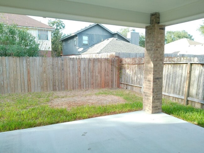 Building Photo - 7637 Clearbrook Dr