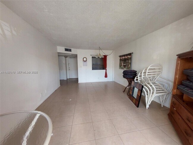 Building Photo - 253 S Cypress Rd