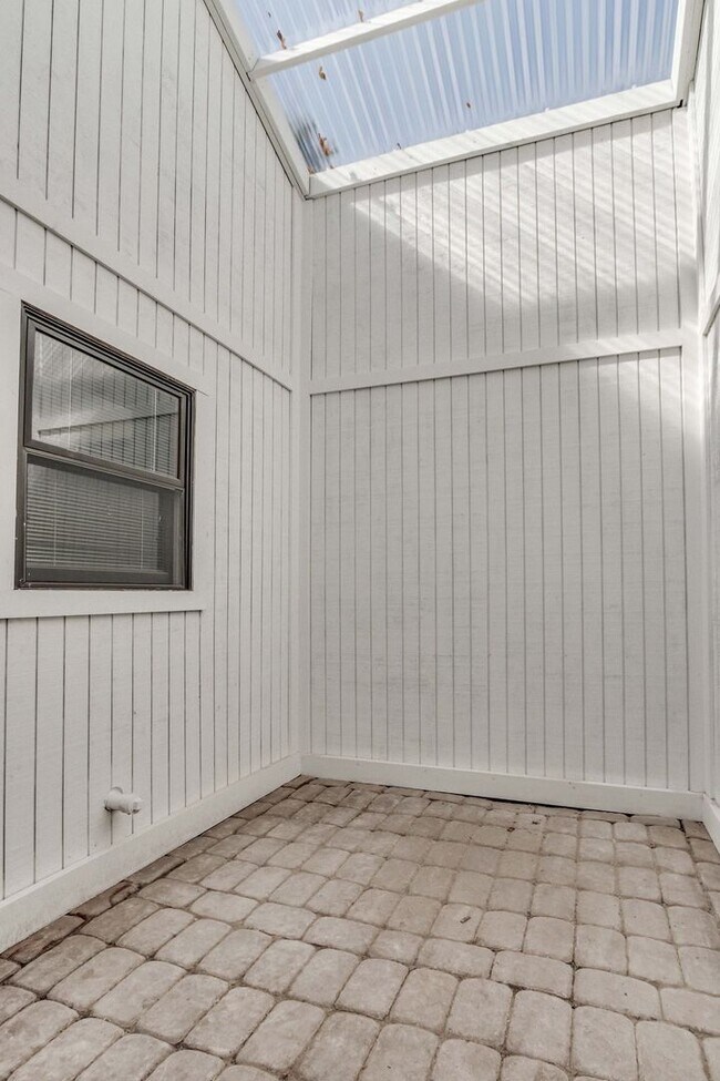 Building Photo - Light-Filled Mid-Century Vibes: 2BR/2BA w/...