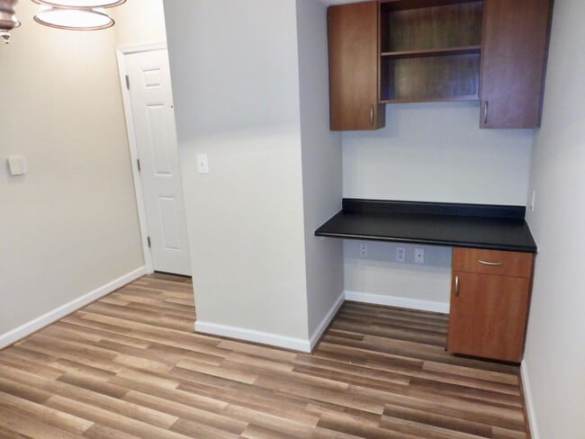 Building Photo - Private Ground Floor Condo in the Heart of Germantown