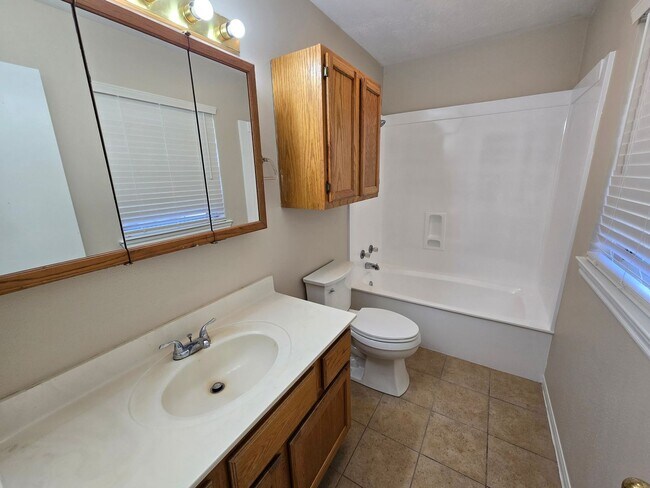 Building Photo - Bryan - 3 Bedroom - 2 Bath home with garag...