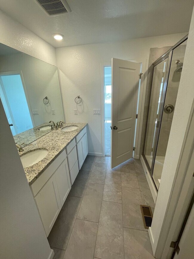 Building Photo - 3 Bedroom 2 Bath Home Available 4/1