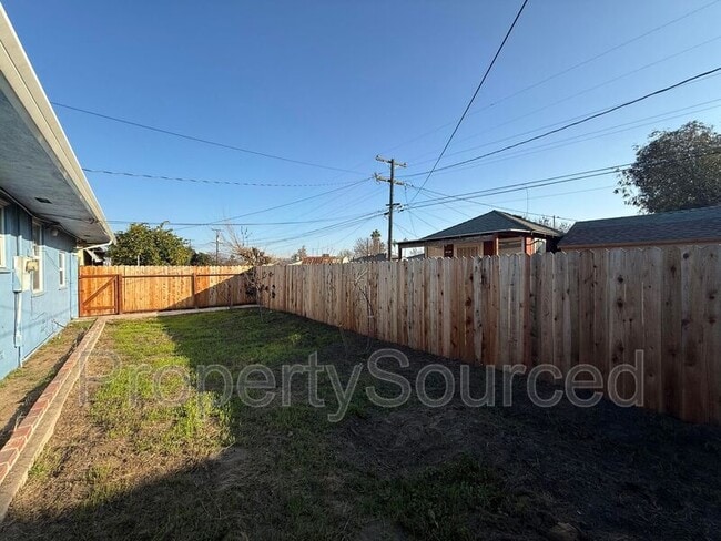 Building Photo - 632 Fir St